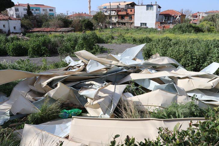İzmir'de fırtına nedeniyle uçan çatı parçalarının pazar yerine düşmesi sonucu 2 kişi yaralandı G2
