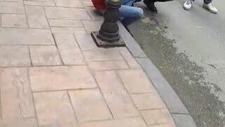 Dehşete düşüren görüntü! Sokakta saldırıya uğradı, başına bıçak saplandı