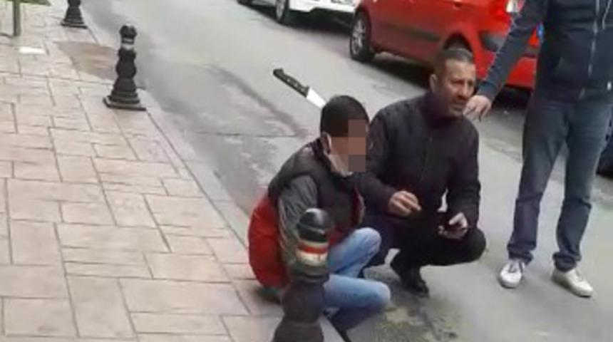 Dehşete düşüren görüntü! Sokakta saldırıya uğradı, başına bıçak saplandı