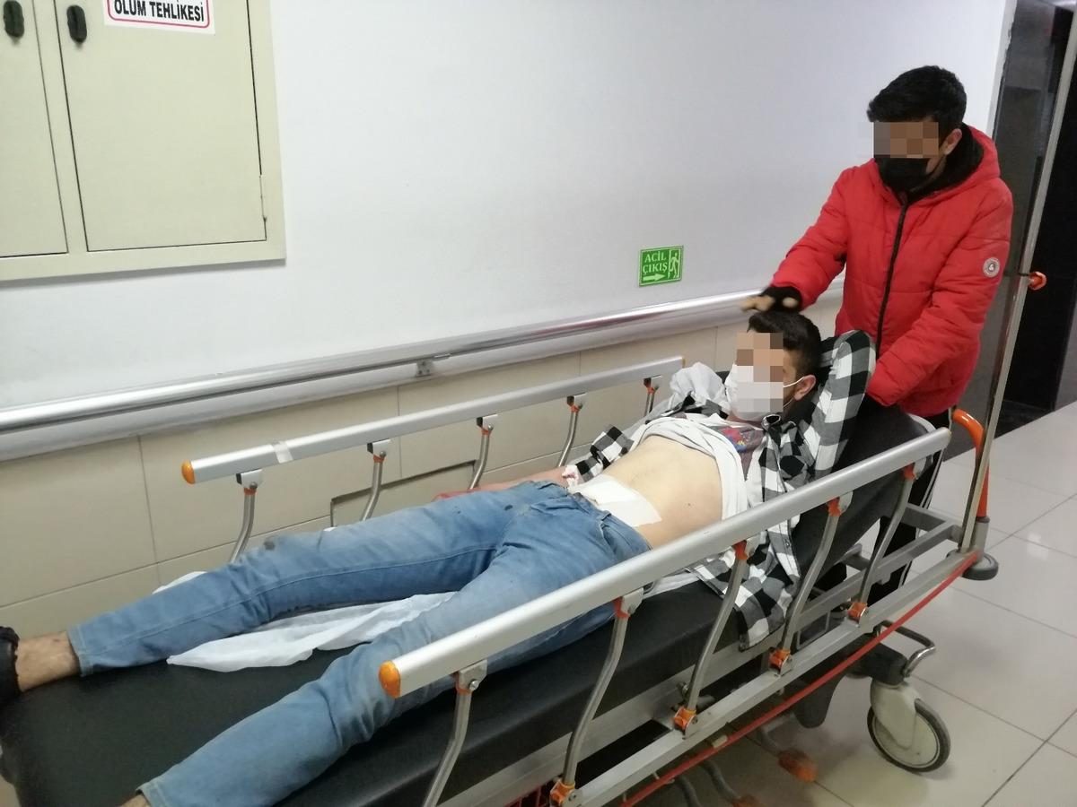 Karnından bı&ccedil;aklandı, sedyede şarkı s&ouml;yledi