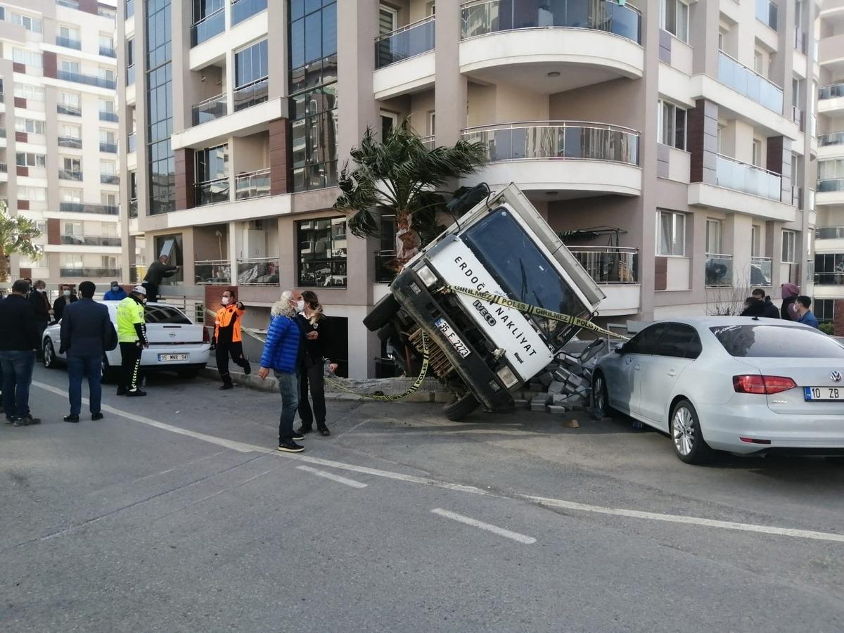 Aliağa&rsquo;da freni patlayan kamyon iki aracı bi&ccedil;ti, istinat duvarını yıktı