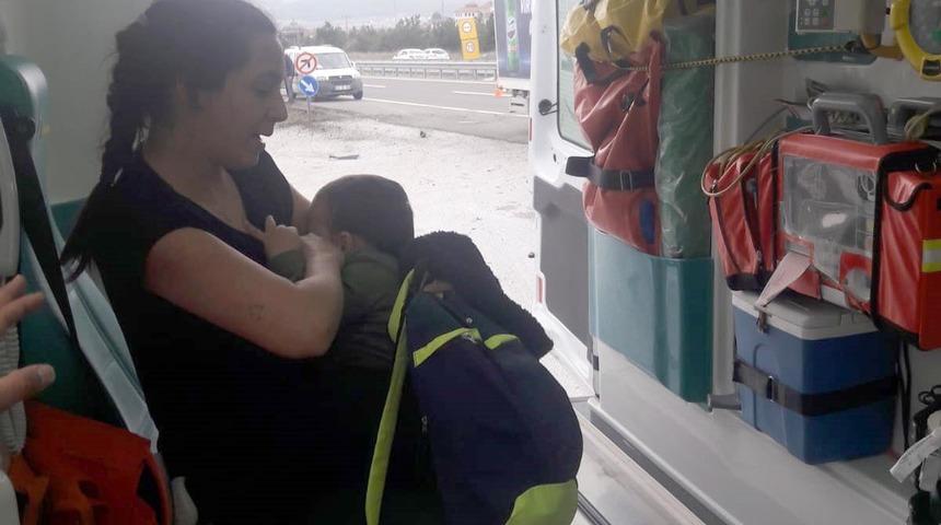 Duygulandıran görüntü! Kazada yaralanan anne, önce bebeğini emzirdi sonra hastaneye gitti