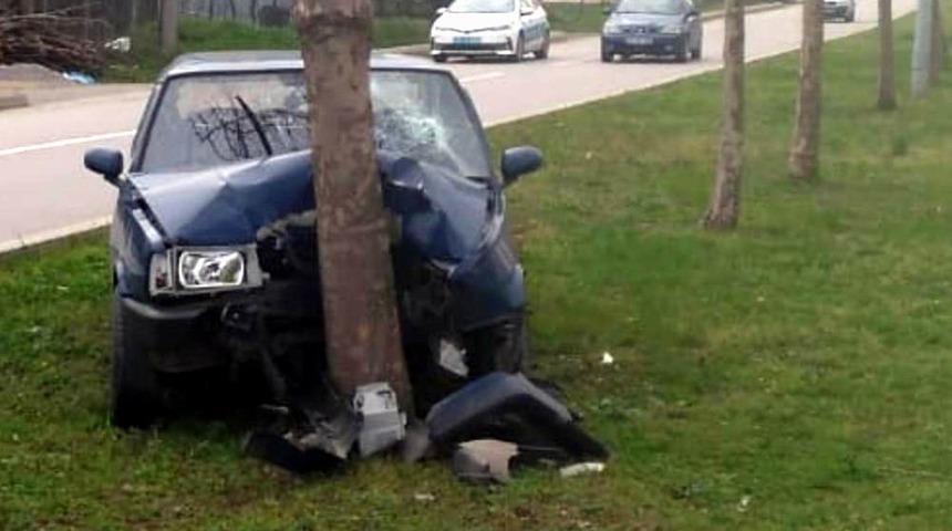 Samsun’da otomobil ağaca çarptı: 1 yaralı