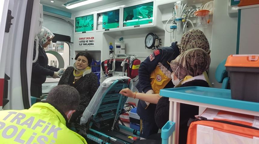 Motosiklet yayalara &ccedil;arptı: 4 yaralı