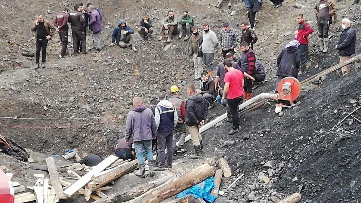 Ka&ccedil;ak maden ocağında mahsur kalan iş&ccedil;i &ccedil;ıkarıldı