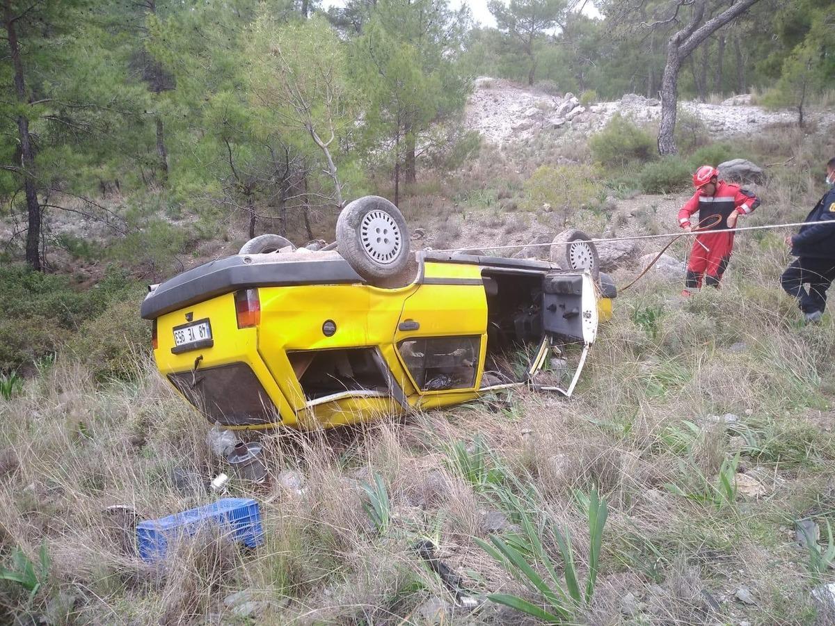 50 metrelik şarampole u&ccedil;an aracın s&uuml;r&uuml;c&uuml;s&uuml;n&uuml; itfaiye kurtardı