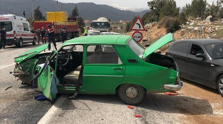 G&Uuml;NCELLEME - Muğla'da otomobil ile tır &ccedil;arpıştı: 2 &ouml;l&uuml;