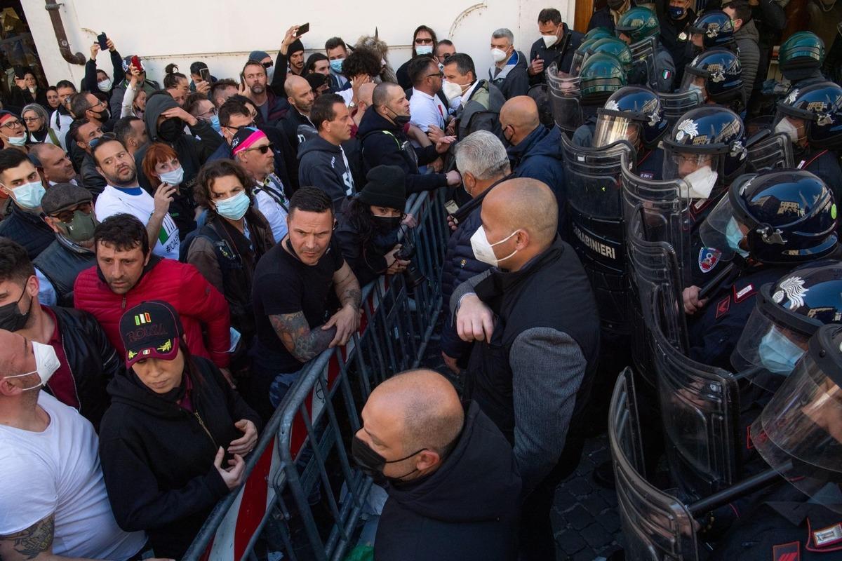 Roma&rsquo;da Covid-19 kısıtlamaları protesto edildi