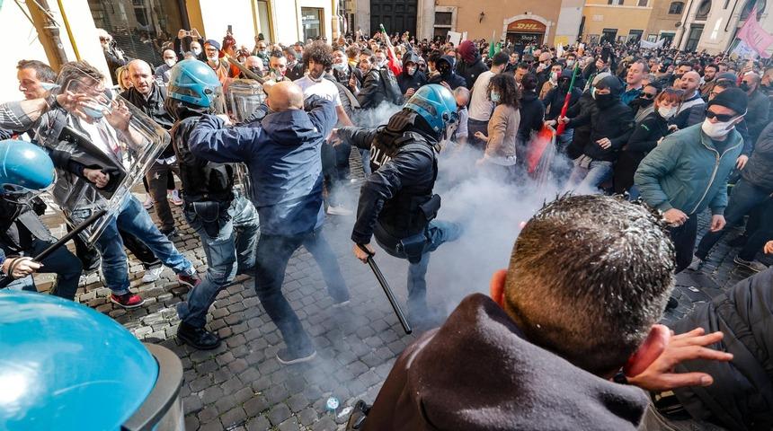 Ülke karıştı! Roma’da Covid-19 kısıtlamaları protesto edildi