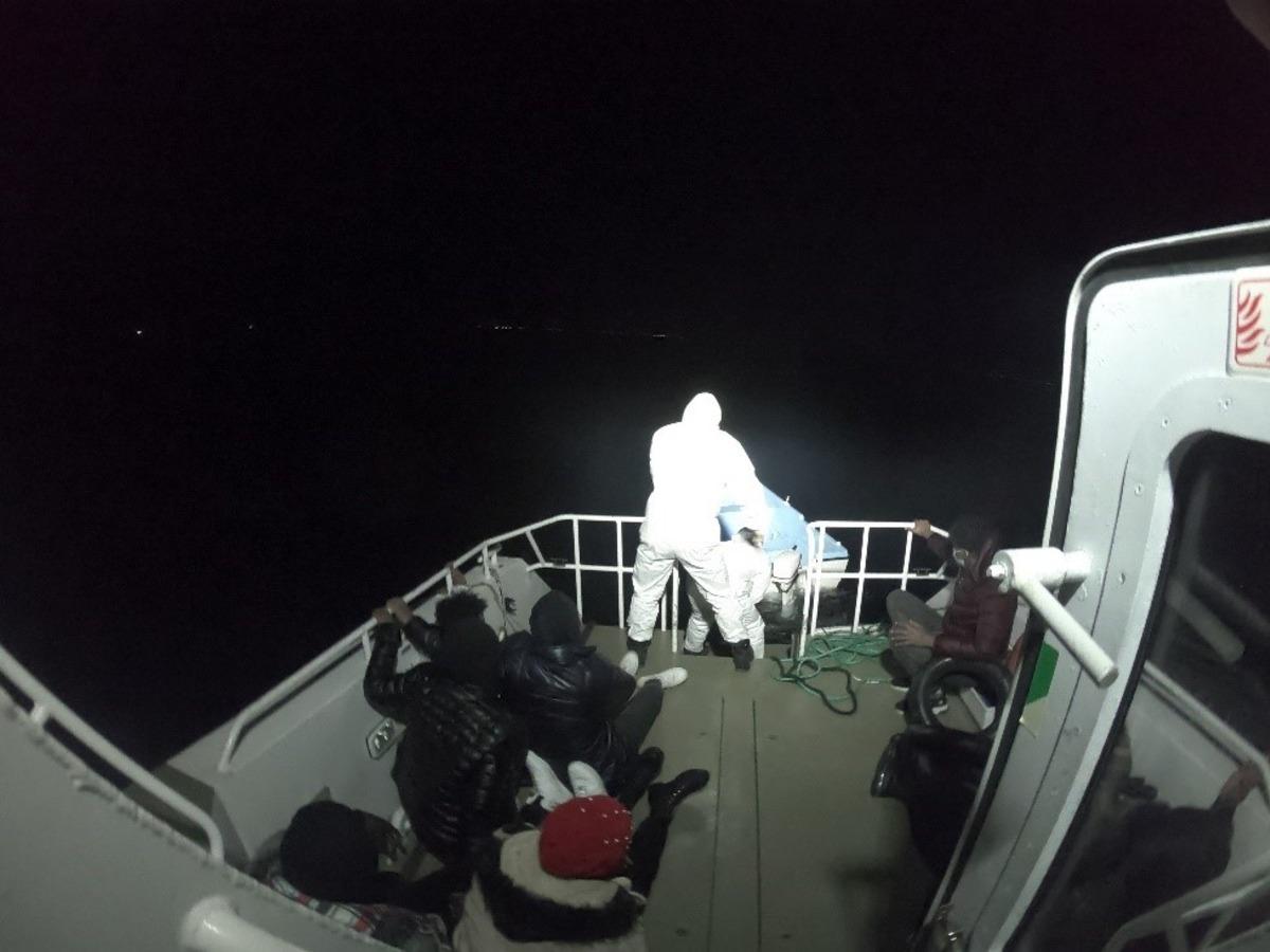 Balıkesir a&ccedil;ıklarında 76 d&uuml;zensiz g&ouml;&ccedil;men kurtarıldı
