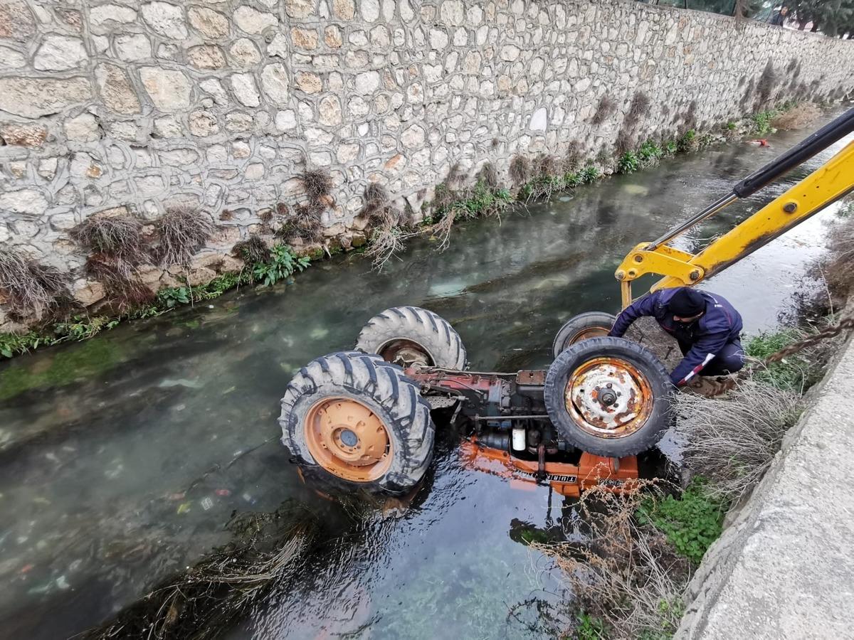 Kontrolden &ccedil;ıkan trakt&ouml;r s&uuml;r&uuml;c&uuml;s&uuml;yle B&uuml;y&uuml;k Menderes Nehri&rsquo;ne d&uuml;şt&uuml;