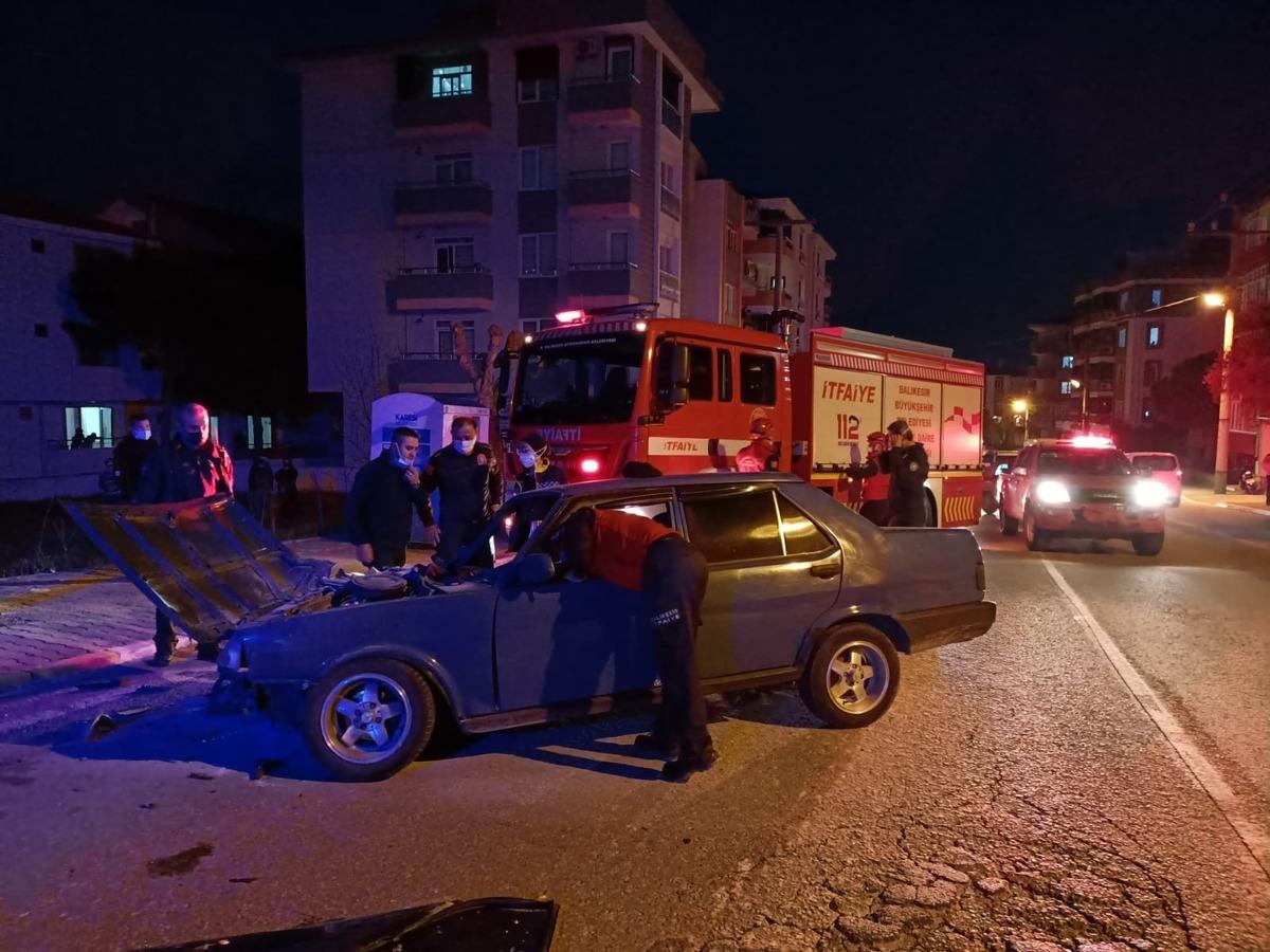 Kaza yapan ara&ccedil; alev aldı, s&uuml;r&uuml;c&uuml;n&uuml;n imdadına polis yetişti