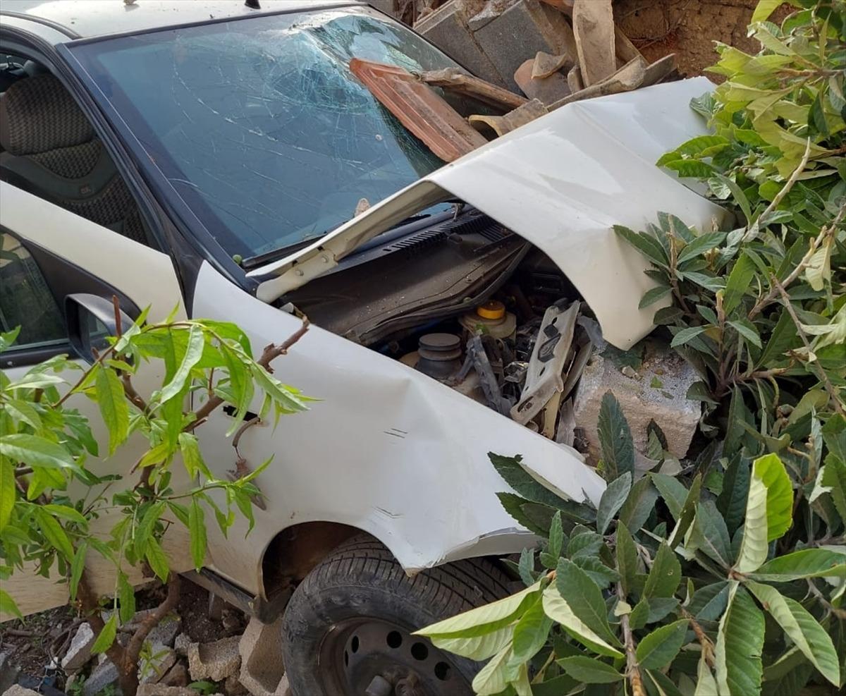 Hatay'da duvara &ccedil;arpan otomobilin s&uuml;r&uuml;c&uuml;s&uuml; yaralandı