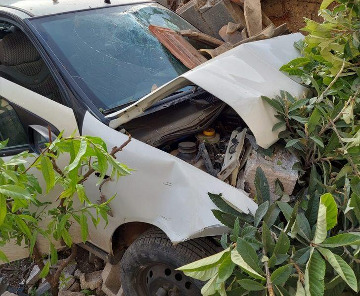 Hatay'da duvara çarpan otomobilin sürücüsü yaralandı G1