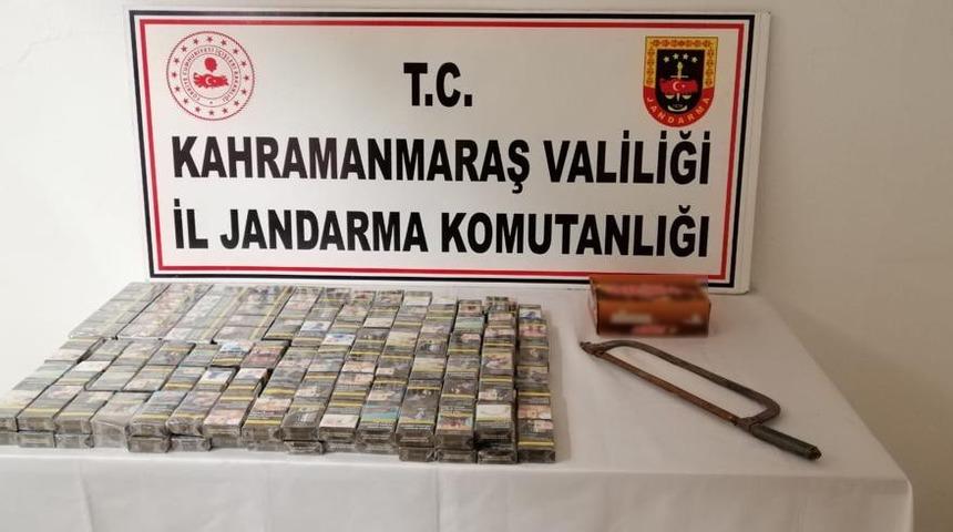 &Ccedil;aldıkları sigara paketlerini toprağa g&ouml;md&uuml;ler
