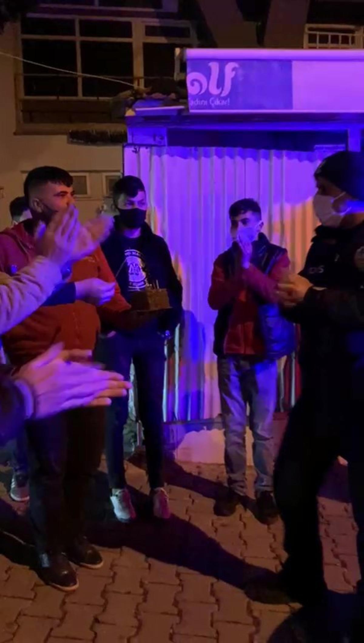 &lsquo;Mahallede kavga var&rsquo; diye &ccedil;ağrılan polislere pasta s&uuml;rprizi