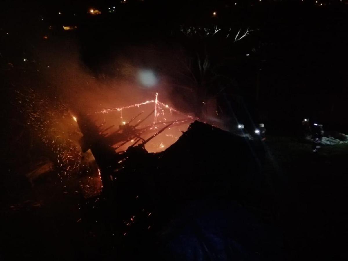 Babasının yangında evde olduğunu d&uuml;ş&uuml;nd&uuml;, kalp krizinden hayatını kaybetti
