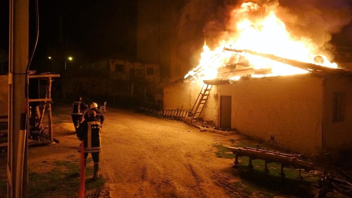 Tokat&rsquo;ta ahşap ev alev alev yandı