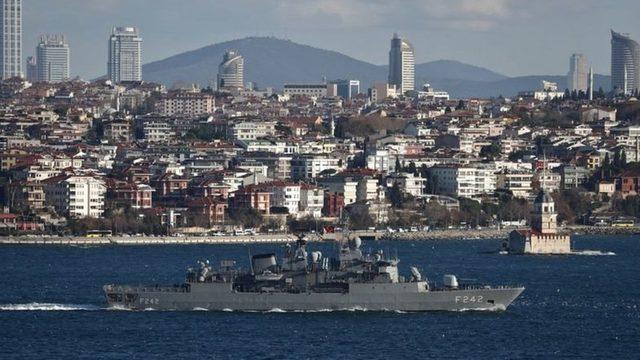 İstanbul Boğazı'ndan geçen bir savaş gemisi