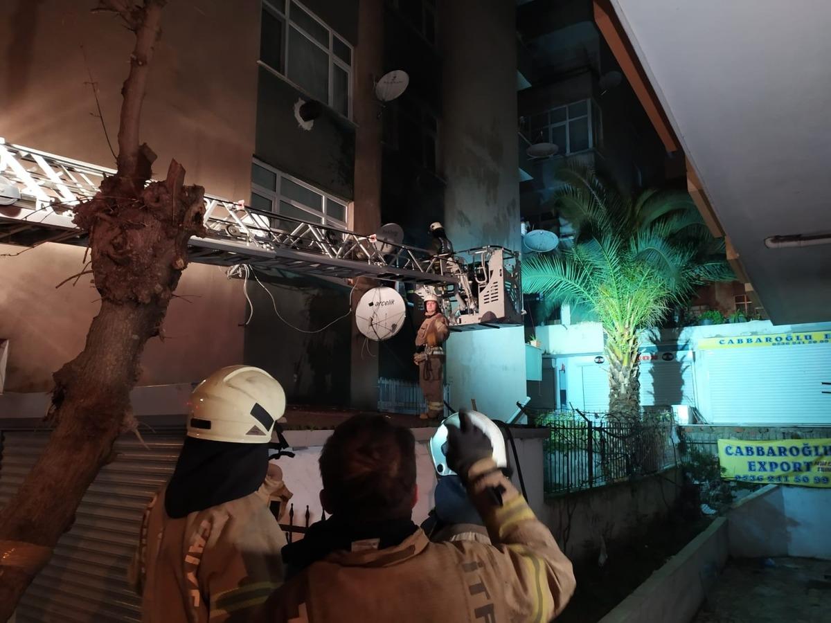 G&uuml;ng&ouml;ren&rsquo;de 5 katlı binanın 2&rsquo;nci katında korkutan yangın: 3 yaralı