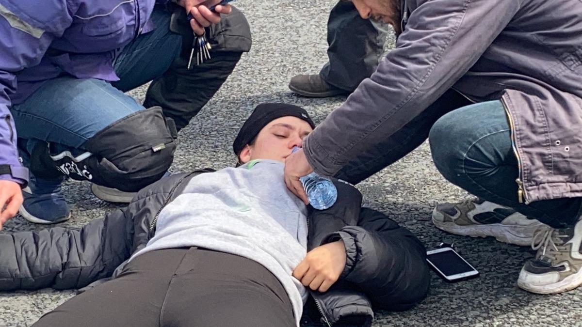 (&Ouml;zel) İstanbul&rsquo;da feci kaza: Motosikletli kadın kurye takla attı