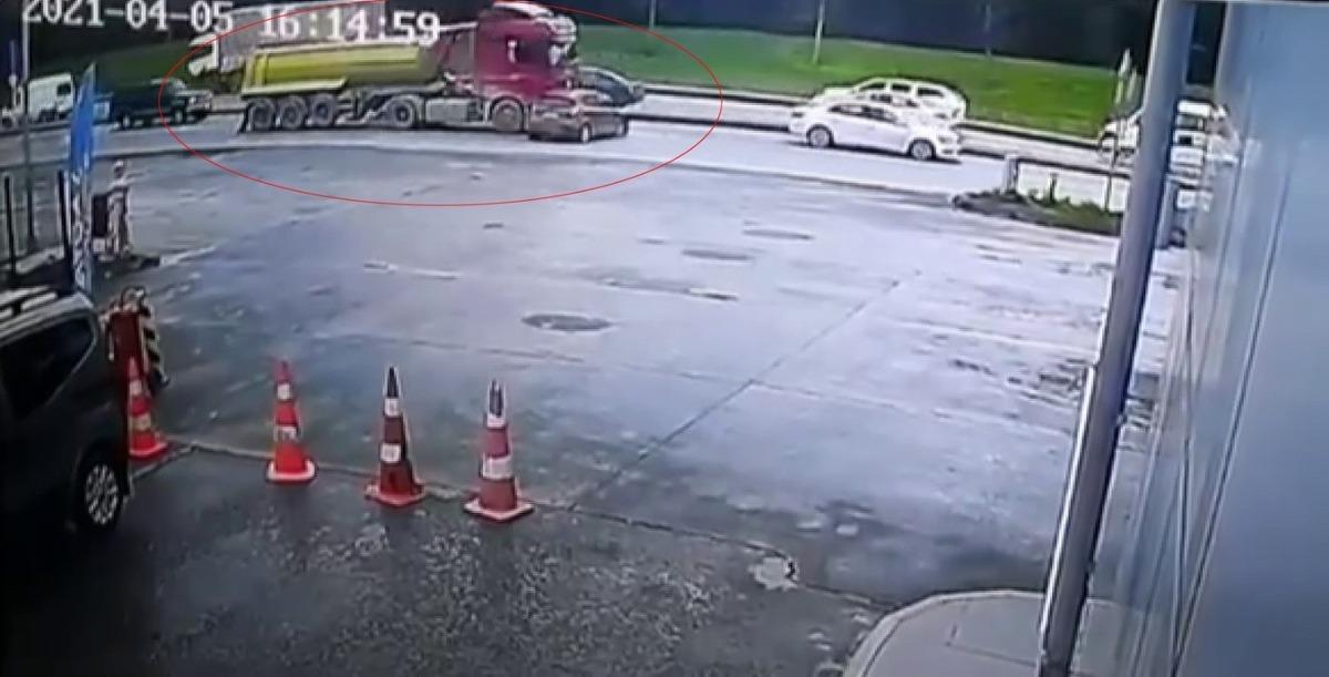 Tır metrelerce s&uuml;r&uuml;kledi, s&uuml;r&uuml;c&uuml; arkasına bile bakmadan ka&ccedil;tı
