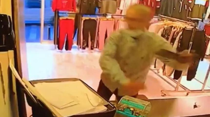 (&Ouml;ZEL) Mağazaya giren hırsız, kasasının yanındaki cep telefonunu b&ouml;yle &ccedil;aldı