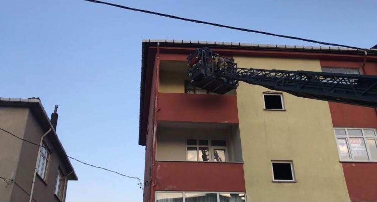 (&Ouml;zel) Pendik&rsquo;te yangın paniği; mahsur kalan yaşlı kadın kurtarıldı