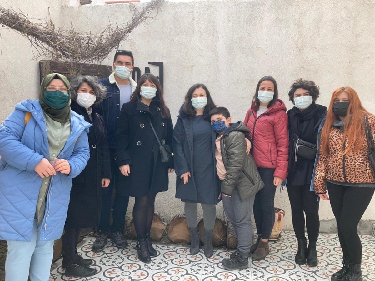 DP&Uuml;&rsquo;l&uuml; &Ouml;ğretim &Uuml;yesi K&uuml;&ccedil;&uuml;k&rsquo;ten kişisel sergi