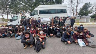 Batman'da bir minibüste 49 düzensiz göçmen yakalandı