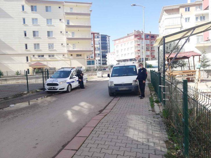 Kahramankazan’da zabıtadan kaldırımları işgal eden araçlara savaş G4