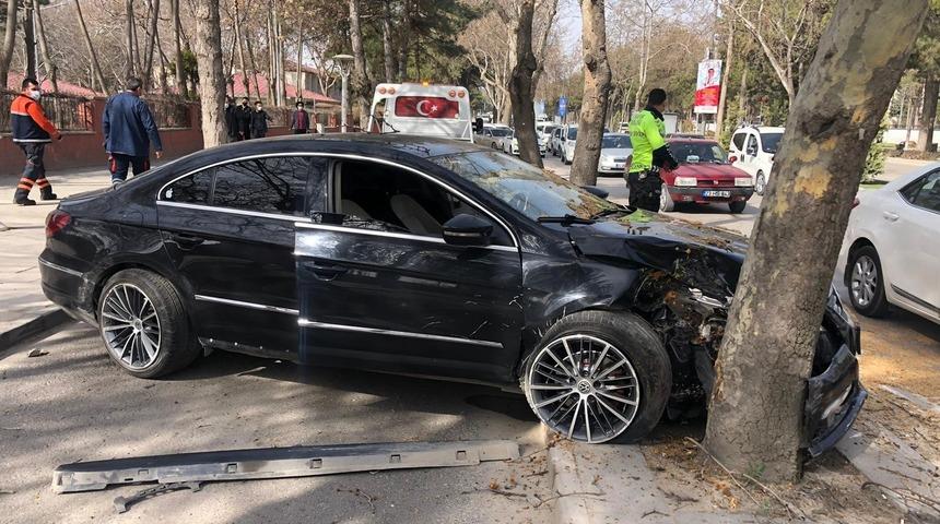 Otomobil ağacı çarptı:1 yaralı
