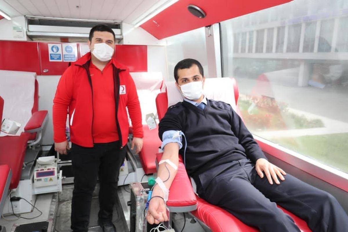 Zabıtalar hayat olmak i&ccedil;in kan bağışladı