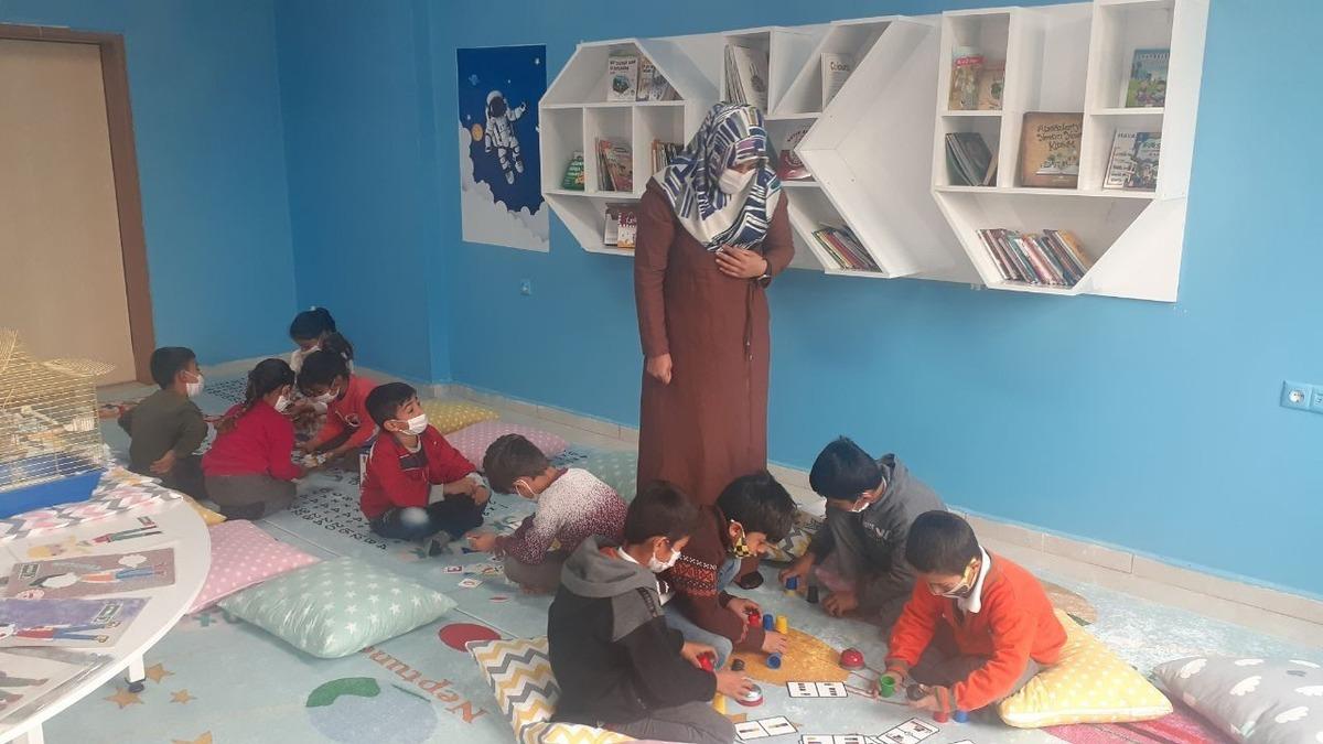 &Ouml;ğrencilerine okulu sevdirmek i&ccedil;in her yolu deniyor