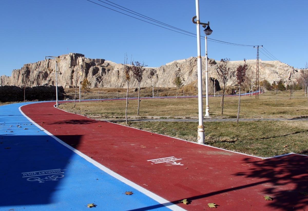 Atat&uuml;rk K&uuml;lt&uuml;r Parkı&rsquo;na bisiklet ve y&uuml;r&uuml;y&uuml;ş yolu