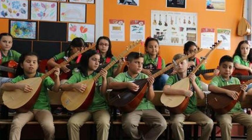 Bu sınıfta herkes en az iki enstr&uuml;man &ccedil;alabiliyor