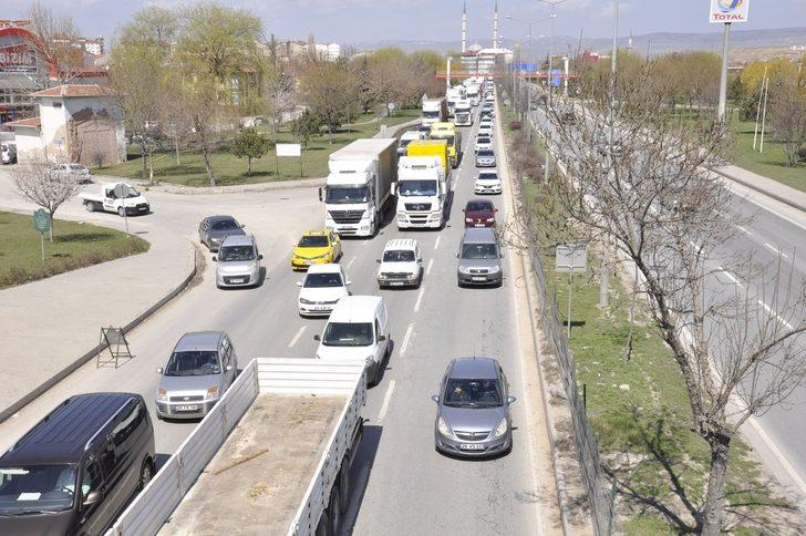 Yol çalışması kilometrelerce araç kuyruğuna sebep oldu G4