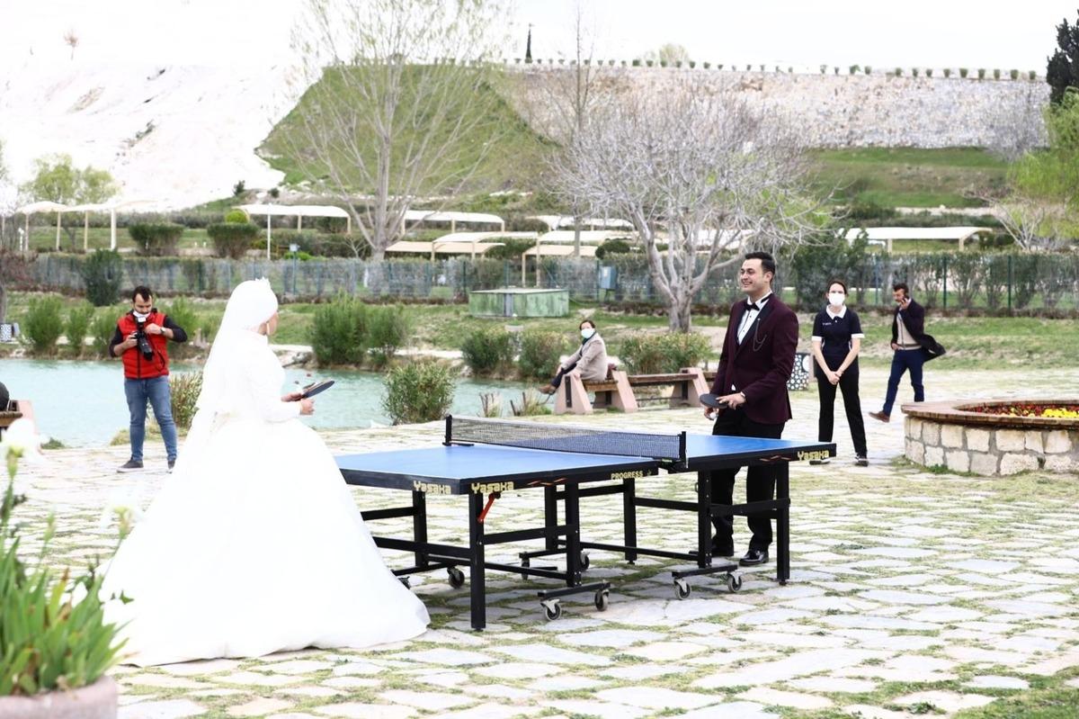 Gelin damat Pamukkale&rsquo;de masa tenisinde yarıştı