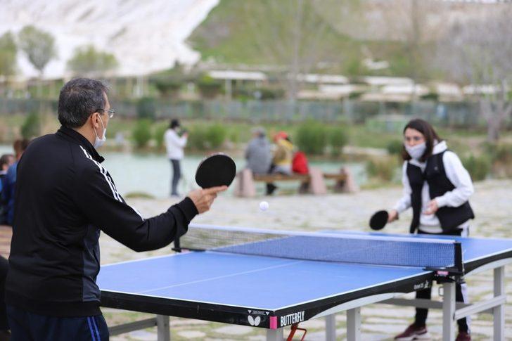 Gelin damat Pamukkale’de masa tenisinde yarıştı G3