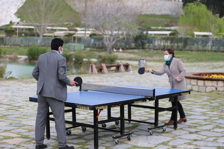Gelin damat Pamukkale’de masa tenisinde yarıştı G4