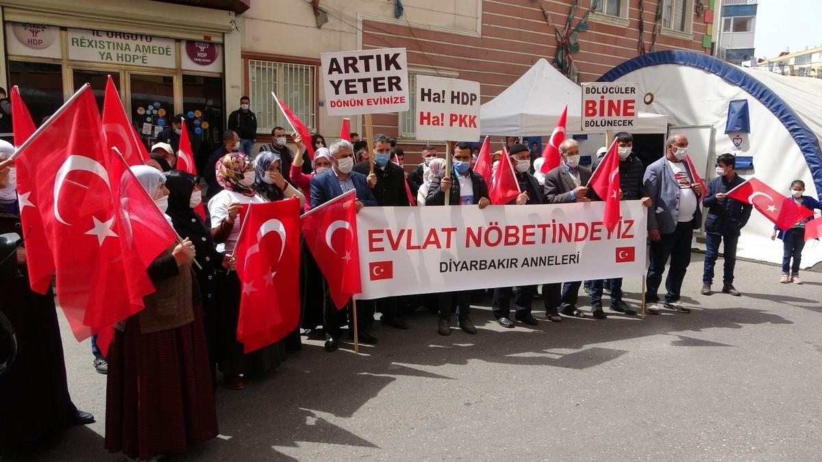 Evlat n&ouml;betindeki baba Bi&ccedil;er: "HDP ve PKK&rsquo;nın yalanlarına kanma, d&ouml;n kızım"