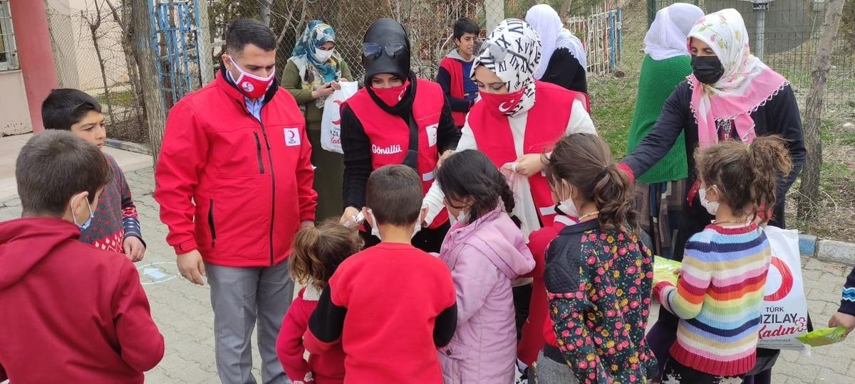 T&uuml;rk Kızılay&rsquo;ı Bayrampaşa Kadın Kolları&rsquo;ndan Van&rsquo;a ısıtan ziyaret