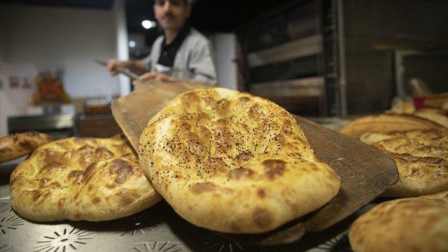 Satış fiyatı belli oldu! İftar sofralarının vazgeçilmezi Ramazan pidesi Ankara'da 10 TL'den satılacak