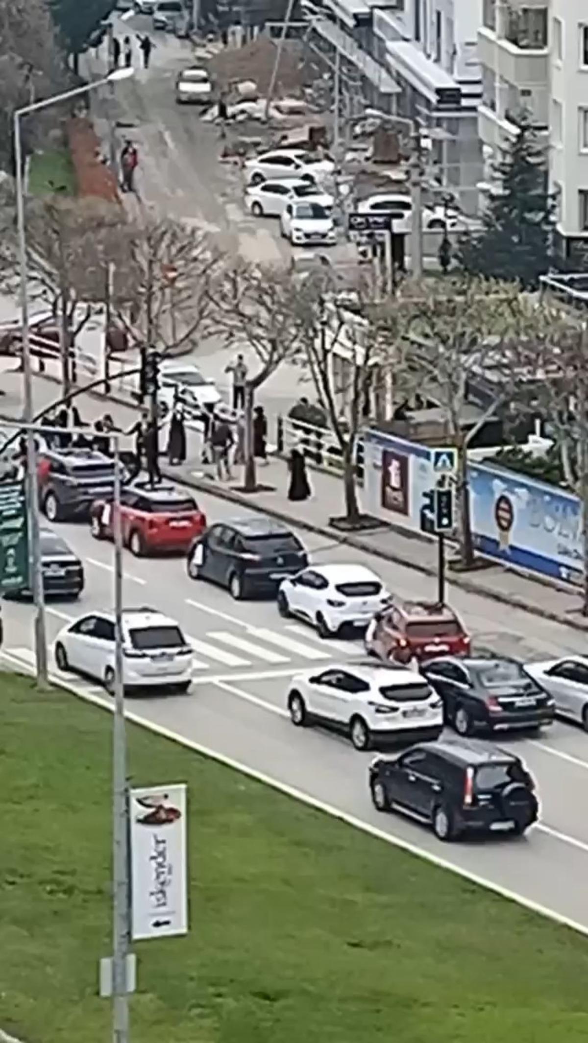 Bursa&rsquo;nın en işlek caddesinde korona halayı &ccedil;ektiler