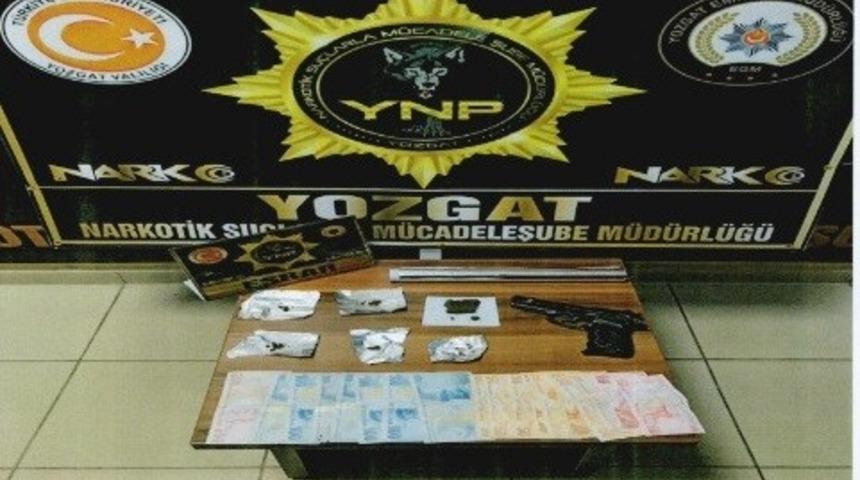 Uyuşturucu satıcısının üzerinden kurusıkı tabanca ve 19,96 gram esrar çıktı
