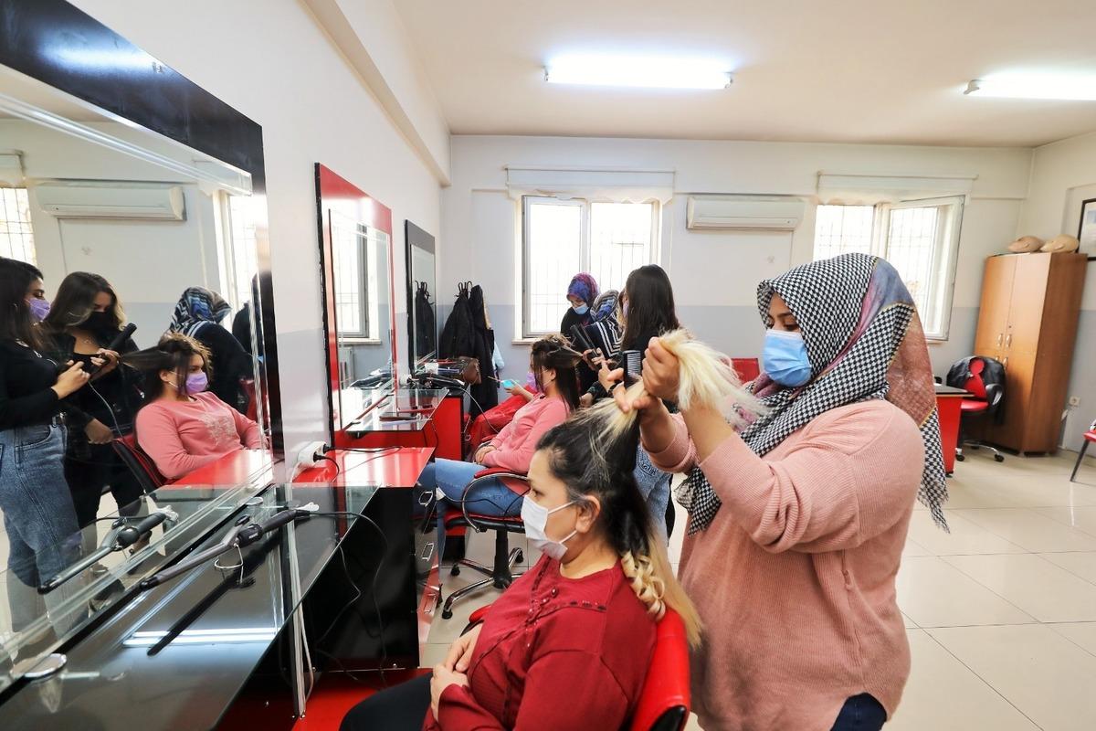 Ev kadınları ile gen&ccedil; kızlar meslek sahibi oluyor