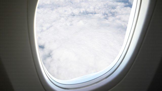 Kabin ekibinin sırları: Asla uçak camına yaslanmayın hatta orada oturmayın!