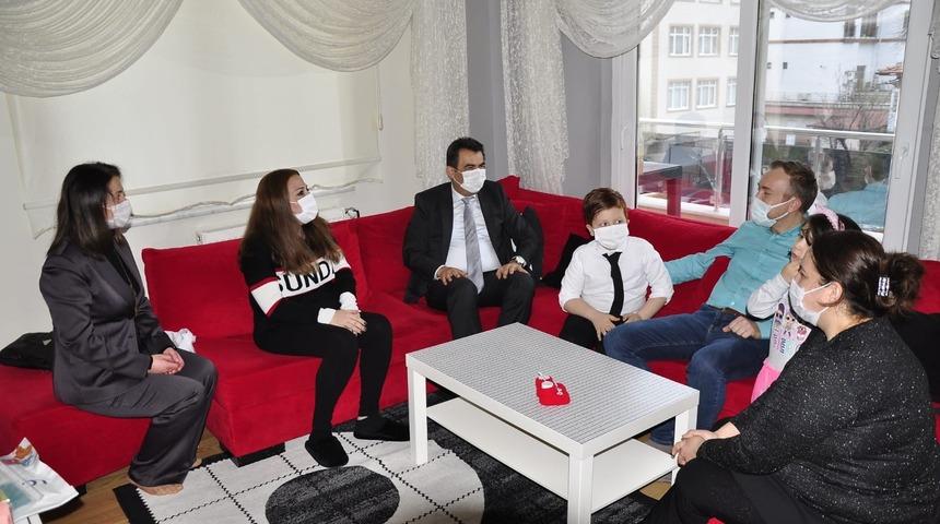 Safranbolu’da yeniden doğan çocuklara patik ve kitap