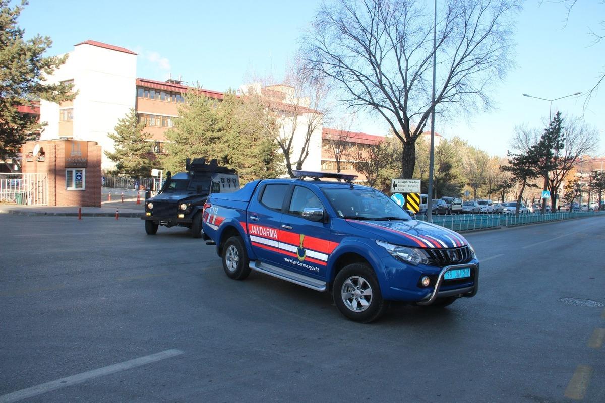Eşi ter&ouml;ristler tarafından &ouml;ld&uuml;r&uuml;len kadın:&rdquo; Eşim sırf sandık başında g&ouml;revli olduğu i&ccedil;in &ouml;ld&uuml;r&uuml;ld&uuml;&rdquo;