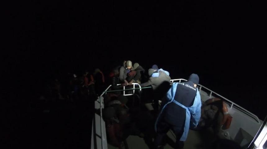 Ayvalık&rsquo;ta T&uuml;rk kara sularına itilen 38 d&uuml;zensiz g&ouml;&ccedil;men kurtarıldı